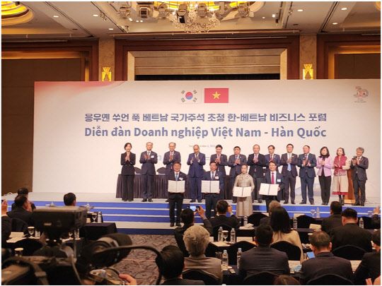 6일 진행된 베트남 롱안성의 신도시 개발 양해각서 체결 기념식. 하단 왼쪽부터 권순기 경상국립대학교총장, 베트남 롱안성장, 베트남 사이공텔대표, 김현석 STS개발 회장. 사진 STS개발